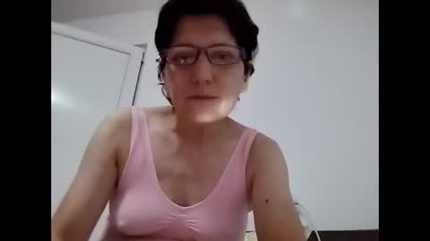 Snapshot of vera_elle chatting on 09/25/25, 04:32 Vera online show from 09/25/25, 04:32