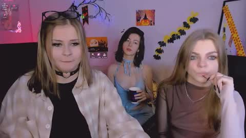 Snapshot of veronica_bubble chatting on 10/31/25, 09:49 Ronni online show from 10/31/25, 09:49