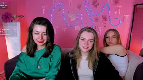 Snapshot of veronica_bubble chatting on 05/18/26, 04:07 Ronni online show from 05/18/26, 04:07