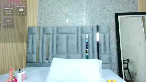 Veronica online show from 10/24/25, 12:56