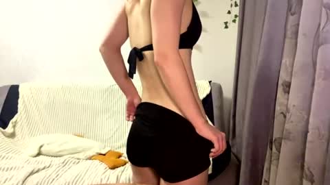 Snapshot of vertiegartrell chatting on 08/03/26, 09:51 Lina online show from 08/03/26, 09:51