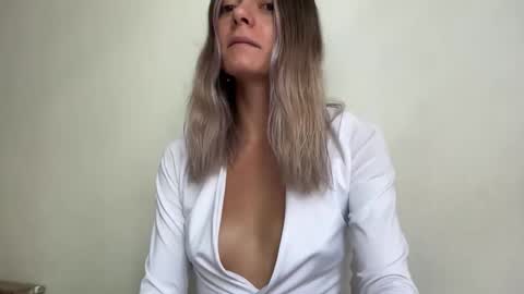 Snapshot of viajemos chatting on 03/11/26, 05:19 papichulo y mamichula online show from 03/11/26, 05:19