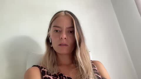 Snapshot of viajemos chatting on 03/24/26, 04:45 papichulo y mamichula online show from 03/24/26, 04:45