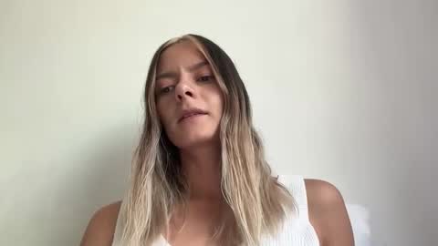 Snapshot of viajemos chatting on 03/26/26, 04:56 papichulo y mamichula online show from 03/26/26, 04:56