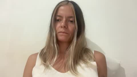 Snapshot of viajemos chatting on 03/30/26, 11:28 papichulo y mamichula online show from 03/30/26, 11:28