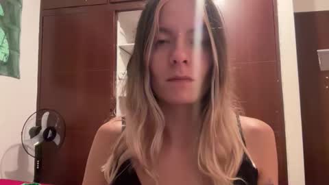 Snapshot of viajemos chatting on 04/06/26, 01:58 papichulo y mamichula online show from 04/06/26, 01:58