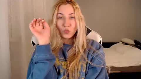 Snapshot of vibezgirl chatting on 02/24/25, 06:47 Amelia online show from 02/24/25, 06:47