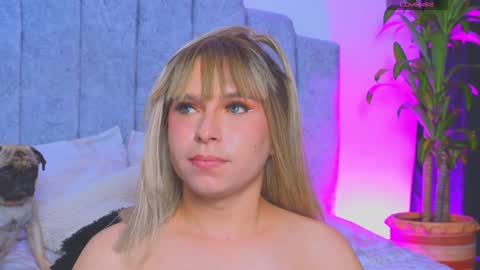 Snapshot of vicky_hot_x chatting on 12/29/24, 04:27        online show from 12/29/24, 04:27