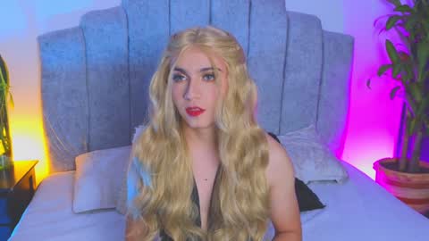 Snapshot of vicky_hot_x chatting on 01/03/25, 06:22        online show from 01/03/25, 06:22