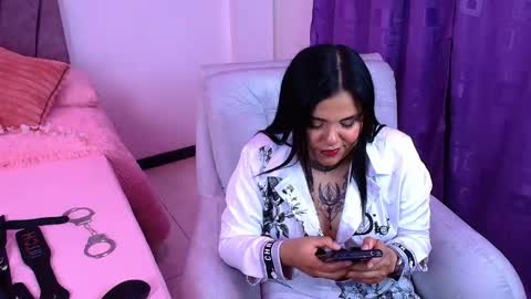 victoria_16_ online show from 11/05/25, 03:28