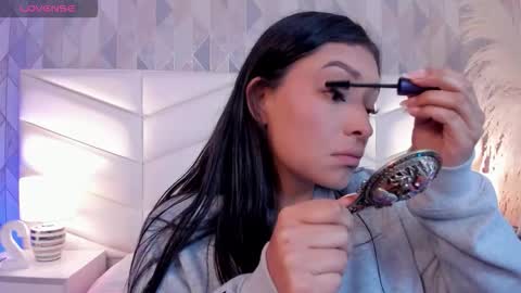 Snapshot of victoria___jonnes chatting on 11/11/25, 12:27 victoria___jonnes online show from 11/11/25, 12:27