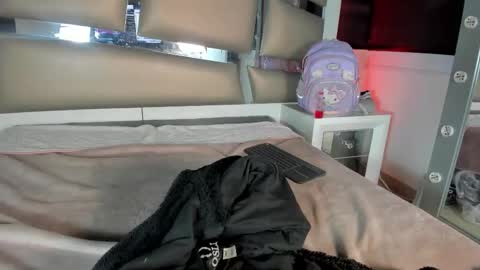 Snapshot of victoria__js_ chatting on 11/14/25, 05:39 Victoria online show from 11/14/25, 05:39