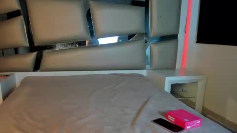 Snapshot of victoria__js_ chatting on 11/17/25, 04:07 Victoria online show from 11/17/25, 04:07