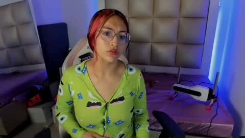 Snapshot of victoria__js_ chatting on 11/19/25, 12:05 Victoria online show from 11/19/25, 12:05