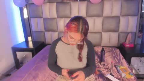 Snapshot of victoria__js_ chatting on 11/25/25, 12:05 Victoria online show from 11/25/25, 12:05