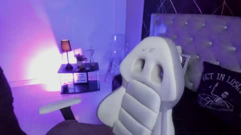 victoria_floyd1 online show from 04/09/26, 12:54