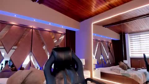 Snapshot of victoria_mooree chatting on 12/15/25, 07:40 Victoria Everyday From 1400 to 2130 Col Time online show from 12/15/25, 07:40