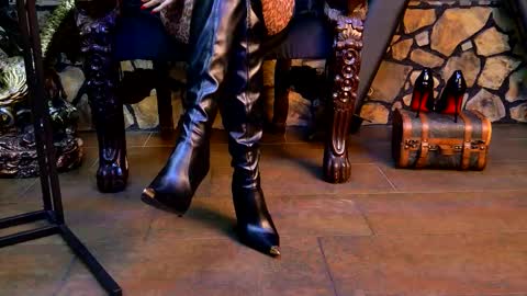 Victoria Heller online show from 11/24/25, 04:56