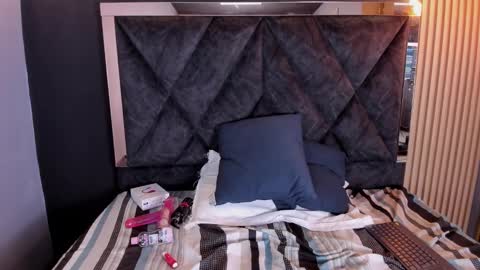 VICTORIA JOHNS online show from 02/10/25, 01:11