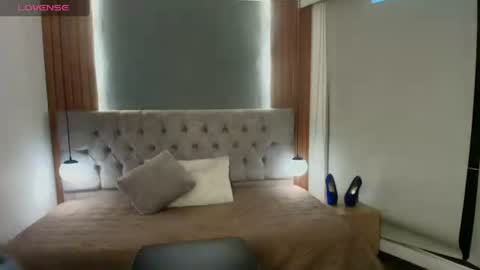 Snapshot of victorialuxee_ chatting on 07/17/26, 12:12 V I C T O R I A online show from 07/17/26, 12:12