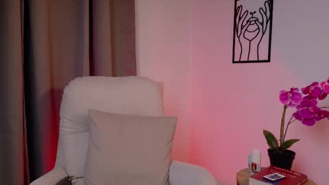 VictoriaNova online show from 12/22/25, 08:06