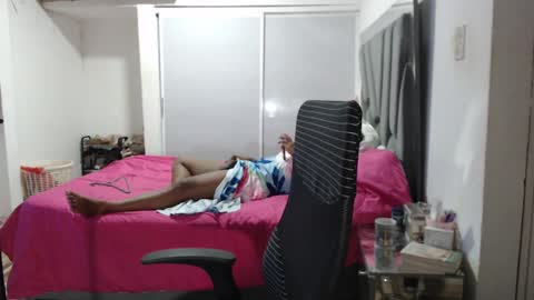 Snapshot of victoriaphillips chatting on 12/20/24, 07:01 ONLYFANS online show from 12/20/24, 07:01