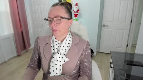 Snapshot of vika7333 chatting on 12/18/24, 01:23 Ukrainian-woman online show from 12/18/24, 01:23