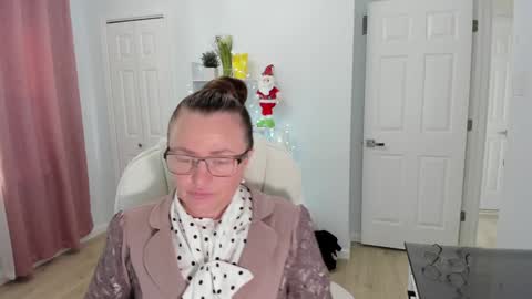 Snapshot of vika7333 chatting on 12/18/24, 04:28 Ukrainian-woman online show from 12/18/24, 04:28