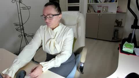 Snapshot of vika7333 chatting on 11/17/25, 05:46 Ukrainian-woman online show from 11/17/25, 05:46