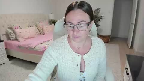 Snapshot of vika7333 chatting on 06/18/26, 10:30 Ukrainian-woman online show from 06/18/26, 10:30