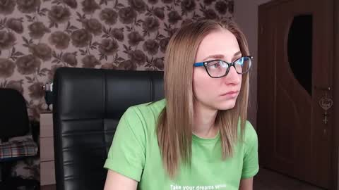 Snapshot of vikaericka chatting on 12/17/24, 08:43 Vika online show from 12/17/24, 08:43