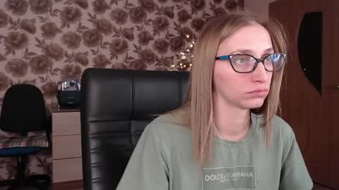 Snapshot of vikaericka chatting on 01/09/25, 12:35 Vika online show from 01/09/25, 12:35