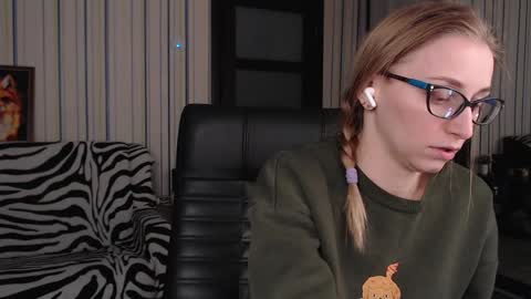 Snapshot of vikaericka chatting on 03/12/25, 01:03 Vika online show from 03/12/25, 01:03