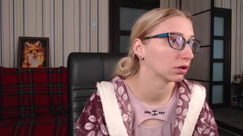 Snapshot of vikaericka chatting on 10/05/25, 09:07 Vika online show from 10/05/25, 09:07