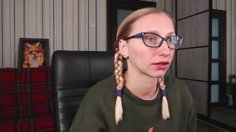 Snapshot of vikaericka chatting on 10/16/25, 11:33 Vika online show from 10/16/25, 11:33