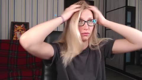 Snapshot of vikaericka chatting on 10/31/25, 05:19 Vika online show from 10/31/25, 05:19