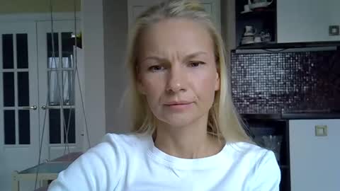 viki_loun5 online show from 10/22/25, 09:42