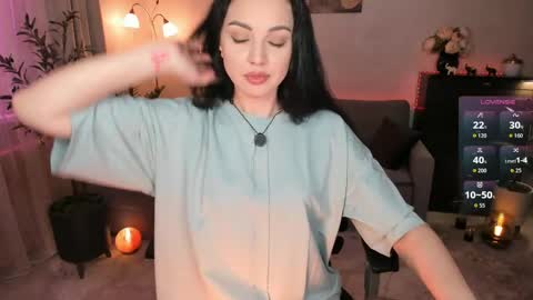 Snapshot of vikibellson chatting on 05/17/26, 07:21 Viki Bellson online show from 05/17/26, 07:21