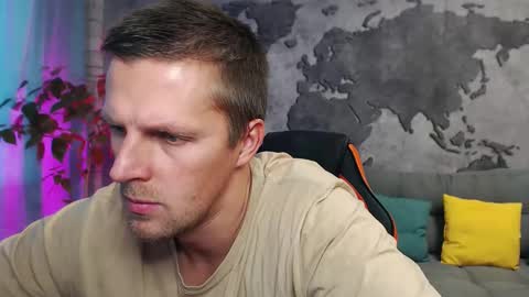 Snapshot of vikingchrisss chatting on 10/17/25, 10:18 vikingchrisss online show from 10/17/25, 10:18