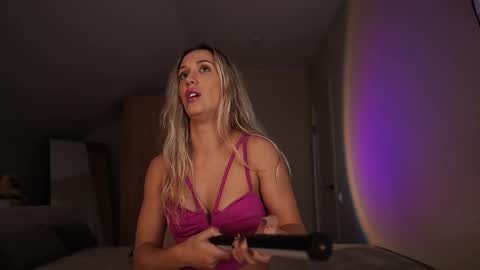 Snapshot of vikkilustfull chatting on 11/11/25, 12:05 VIKKI online show from 11/11/25, 12:05