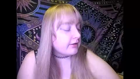 Snapshot of vikkivenus chatting on 12/23/25, 03:37 vikkivenus online show from 12/23/25, 03:37
