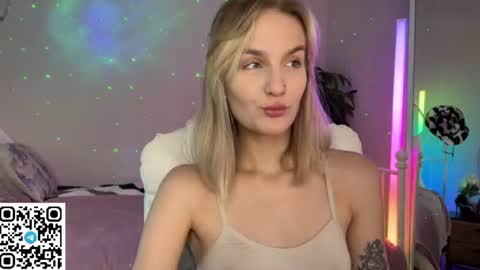 Snapshot of vikky_moon chatting on 07/11/26, 12:57 Vikky online show from 07/11/26, 12:57