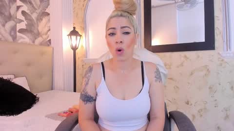 Snapshot of viktoria_davis_ chatting on 01/05/25, 03:13 Viktoria online show from 01/05/25, 03:13