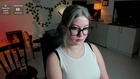 Snapshot of villyvici chatting on 03/31/26, 04:18 Villy online show from 03/31/26, 04:18