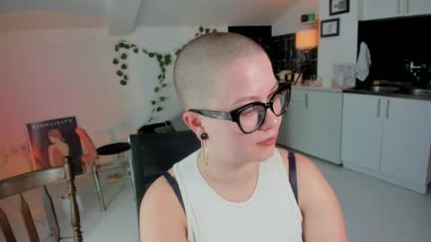 Snapshot of villyvici chatting on 04/07/26, 01:33 Villy online show from 04/07/26, 01:33