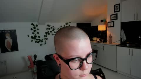 Snapshot of villyvici chatting on 04/19/26, 06:10 Villy online show from 04/19/26, 06:10