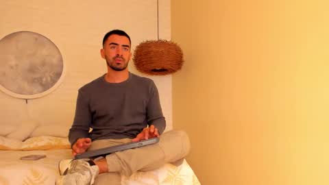 Snapshot of vince_colin chatting on 12/01/25, 05:01 VINCE online show from 12/01/25, 05:01