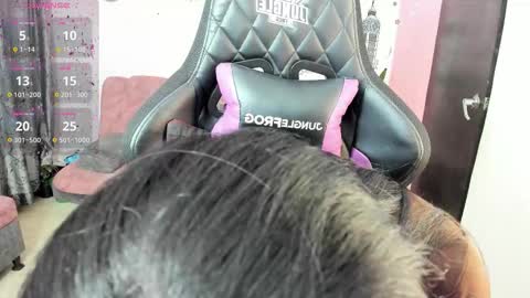 Snapshot of vio_let_ chatting on 10/25/25, 07:05 Daniela online show from 10/25/25, 07:05