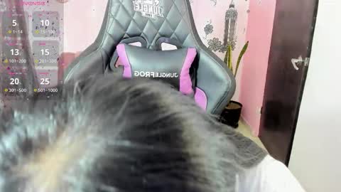 Snapshot of vio_let_ chatting on 10/27/25, 07:29 Daniela online show from 10/27/25, 07:29