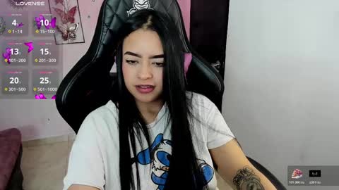 Snapshot of vio_let_ chatting on 11/08/25, 03:50 Daniela online show from 11/08/25, 03:50